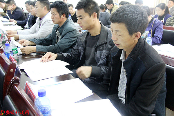 图为参加培训的示范村干部正在听课1.JPG