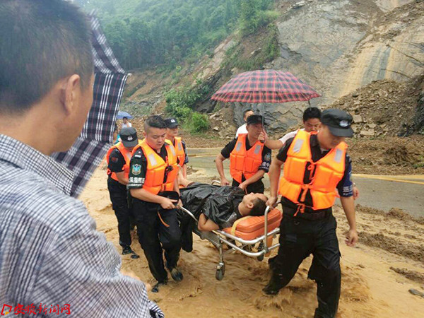 转移受伤群众1.jpg