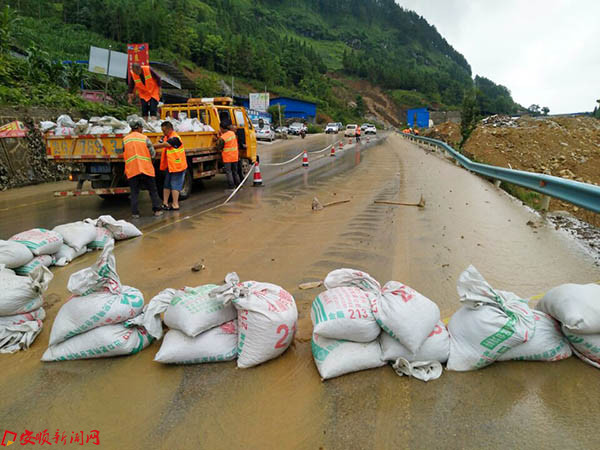 抢修公路（姚福进摄.jpg