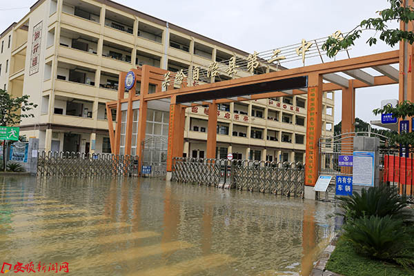 关岭二中门口积水.JPG