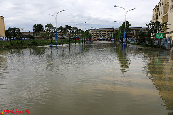 关岭二中门口依旧积水.JPG