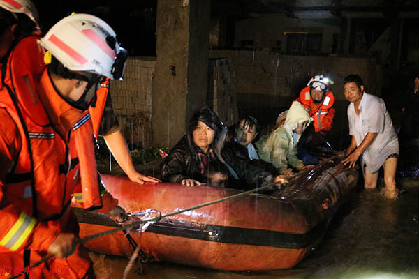 冒雨转移群众.JPG