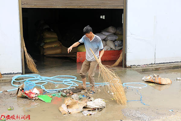清理洪水过后的垃圾.JPG