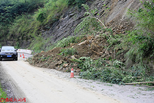 山洪崩塌的道路已疏通.JPG