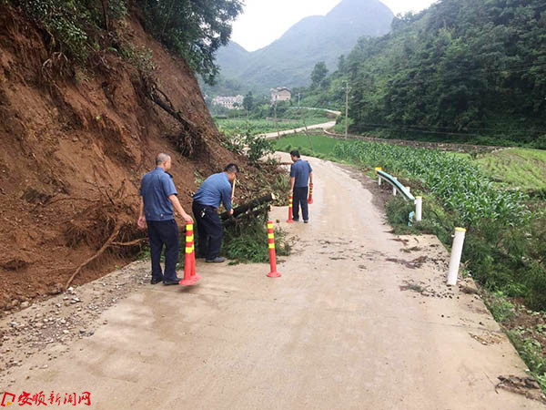 运政人员到坡贡镇兴姜村至新寨村查看水毁，并安装警示标志，要求施工方立即抢修.jpg