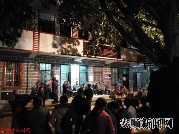 岜怀村:村民学习十九大精神配"翻译".jpg 岜怀村:村民学习十九大精神配"翻译".jpg