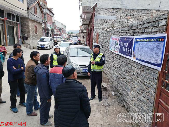 黄果树交警进村入户送服务.jpg 黄果树交警进村入户送服务.jpg