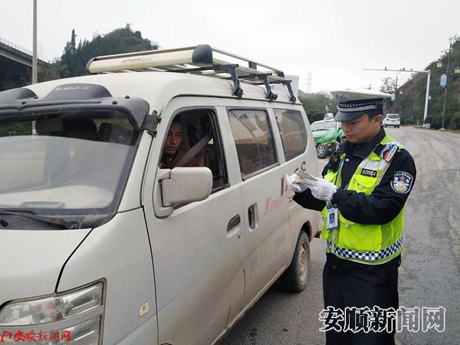 黄果树交警大队全力做好冬季交通安全事故预防.jpg