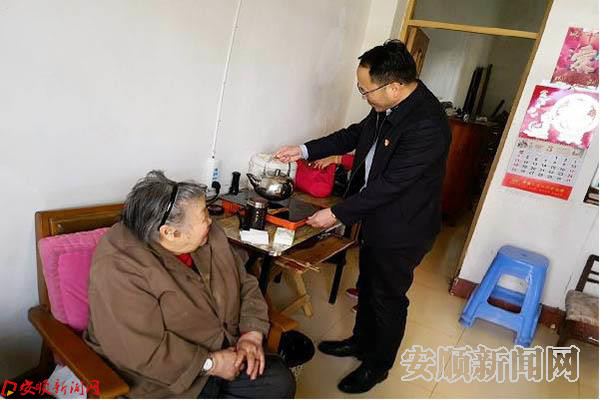 社区党委副书记、服务中心主任甘谦挹给老人烧水.jpg