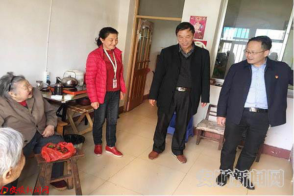 社区工作人员、志愿者与王碧华老人谈心.jpg