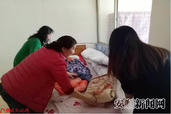 社区和居委会志愿者为王碧华老人铺床.jpg