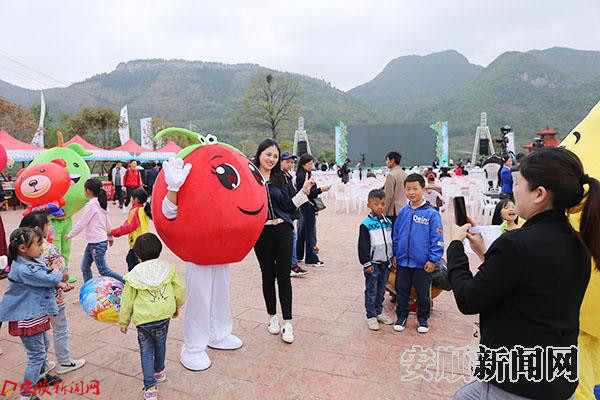 和“樱桃”合个影.JPG 和“樱桃”合个影.JPG