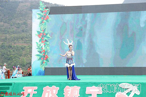 演唱《贵州情》.JPG 演唱《贵州情》.JPG