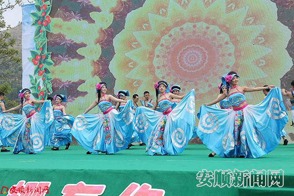 大型歌伴舞《绿韵樱桃》.JPG 大型歌伴舞《绿韵樱桃》.JPG