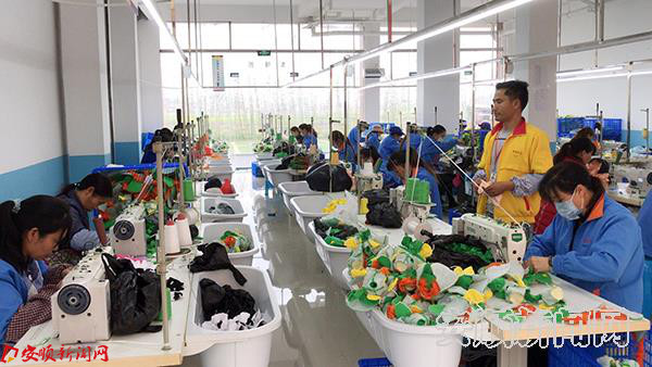 双堡镇易地扶贫搬迁小区玩具制衣厂为百余名贫困群众提供就业岗位.jpg