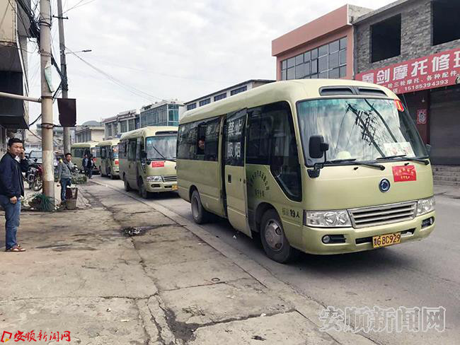运送务工人员的车辆准备出发.jpg
