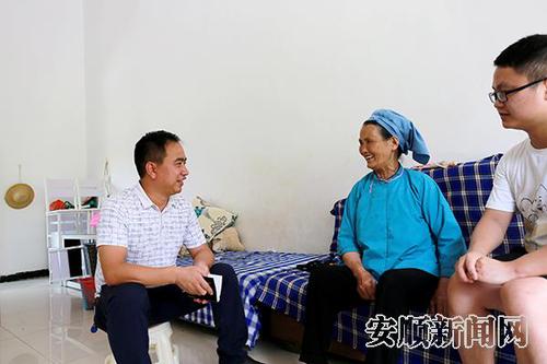 饶思红（左一）走访贫困.JPG
