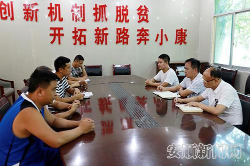 饶思红（右中）组织村干部召开扶贫会议.JPG