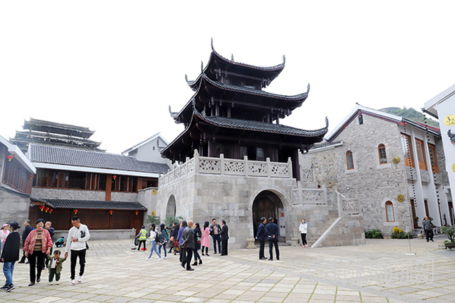 “一个人的安顺乡愁文化园”以微缩、抽象等手法将散文集《一个人的安顺》所描述的市井文化立体化表达、真实化再现