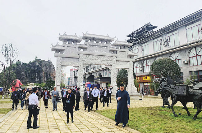9月28日，以“文振经开 黔程安顺”为主题的第七届安顺旅游产业发展大会在安顺经济技术开发区举行。会前，与会人员到一个人的安顺乡愁文化园进行实地观摩。