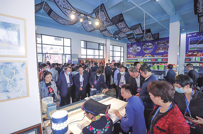9月28日，以“文振经开 黔程安顺”为主题的第七届安顺旅游产业发展大会在安顺经济技术开发区举行。会前，与会人员到神骏生态文旅小镇进行实地观摩。