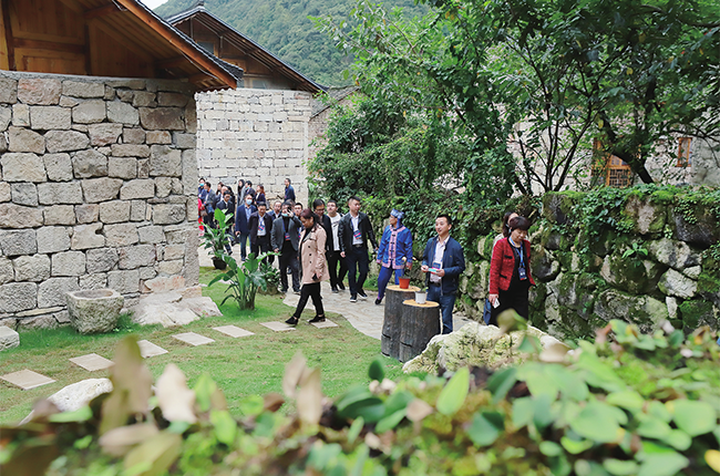 9月28日，以“文振经开 黔程安顺”为主题的第七届安顺旅游产业发展大会在安顺经济技术开发区举行。会前，与会人员到神秘阿歪寨进行实地观摩。