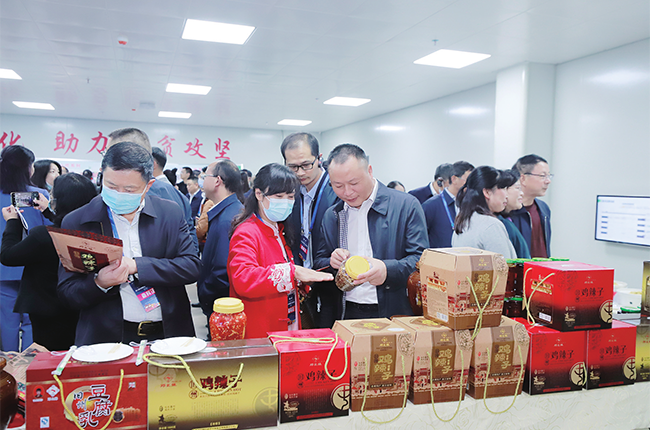 9月28日，以“文振经开 黔程安顺”为主题的第七届安顺旅游产业发展大会在安顺经济技术开发区举行。会前，与会人员到助农标准化中央厨房进行实地观摩。