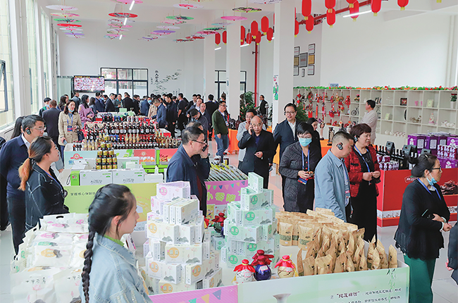 9月28日，以“文振经开 黔程安顺”为主题的第七届安顺旅游产业发展大会在安顺经济技术开发区举行。会前，与会人员到安顺旅游商品集散中心园进行实地观摩。