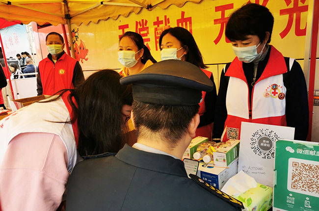 9月29日，市红十字会与市中心血站联合在西秀区华西办事处欢喜岭村举办 “造血干细胞”宣传暨志愿者招募活动。活动旨在弘扬人道博爱奉献的红十字精神，让更多人了解造血干细胞工作流程及相关知识。鼓励和发动更多的爱心人士参与造血干细胞捐献事业，成为造血干细胞捐献志愿者。