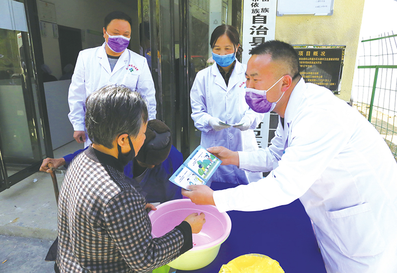 　“十三五”期间，我市认真贯彻落实习近平总书记在决战决胜脱贫攻坚座谈会上的重要讲话精神，大力实施精准扶贫精准脱贫方略，投入更给力，措施更精准。据统计，我市贫困人口由2015年末的34.39万人减少到2019年末的1.82万人，净减少贫困人口32.57万人。通过今年上半年挂牌督战，全市剩余贫困人口已全部实现“一达标两不愁三保障”和饮水安全保障，达到脱贫标准。镜头下，我们将多角度、全方位地了解到全市脱贫攻坚的发展变化和显著成效。紫云自治县全县 152 个行政村卫生室已达到标准化建设并全部投入使用，总投入资金4000 余万元。图为紫云自治县板当镇硐口村卫生室在为老人们做体检，宣传健康知识。