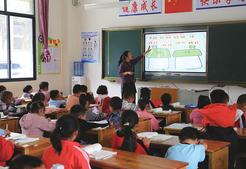 　“十三五”期间，我市认真贯彻落实习近平总书记在决战决胜脱贫攻坚座谈会上的重要讲话精神，大力实施精准扶贫精准脱贫方略，投入更给力，措施更精准。据统计，我市贫困人口由2015年末的34.39万人减少到2019年末的1.82万人，净减少贫困人口32.57万人。通过今年上半年挂牌督战，全市剩余贫困人口已全部实现“一达标两不愁三保障”和饮水安全保障，达到脱贫标准。镜头下，我们将多角度、全方位地了解到全市脱贫攻坚的发展变化和显著成效。紫云第六小学新校区紧靠城东社区，为解决搬迁贫困群众子女就近就学所建，全部建成后能容纳学生1800人，目前在校学生1353人，搬迁群众子女占720人。图为紫云第六小学课堂，学生们在现代化的教学环境里上课。