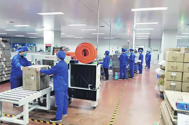 　　“十三五”期间，安顺市坚持稳中求进工作总基调，深入实施“一二三”工业发展战略，工业经济在总量、速度、质量等方面保持良好的发展态势，实体经济进一步发展壮大，工业强市基础进一步夯实。图为贵州百灵集团 徐芹 摄