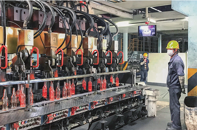 　　“十三五”期间，安顺市坚持稳中求进工作总基调，深入实施“一二三”工业发展战略，工业经济在总量、速度、质量等方面保持良好的发展态势，实体经济进一步发展壮大，工业强市基础进一步夯实。图为贵州华兴玻璃有限公司  王瑜 摄