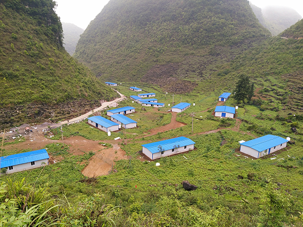　　大营镇，地处紫云东南边陲，属“贫中之贫”“困中之困”的麻山中心地带，共辖14个村（居）6209户27161人，2014年，贫困发生率37.3%，加上交通闭塞，内联不通、外联不畅，贫困程度居高不下，是贵州省20个极贫乡镇之一。2016年，大营镇列为极贫乡镇时全镇建档立卡贫困户2589户10607人，贫困发生率29.9%。这一年，大营镇凝心聚力，发起了一场轰轰烈烈的脱贫之战。“目前，大营镇贫困发生率降至0%，我们已经达到了脱贫摘帽标准。”大营镇党委书记陈凯激动地说。