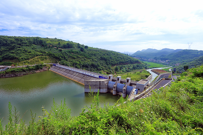 　　“十三五”期间，我市规划建设一批大中小型骨干水源工程，为农村饮水用水提供稳定水源，2016年以来，全市共计解决28.542万建档立卡贫困人口的饮水安全问题，受益人口达133.9万。截止目前，全市共有农村饮水安全工程3374处，供水总人口2513179人，其中集中式供水人口2461256人，分散式供水人口51923人，农村自来水普及率达到2020年的95%，农村饮用水集中式供水人口比例达到97.79%。