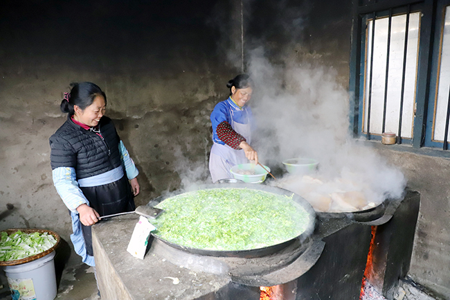 　　“十三五”期间，我市规划建设一批大中小型骨干水源工程，为农村饮水用水提供稳定水源，2016年以来，全市共计解决28.542万建档立卡贫困人口的饮水安全问题，受益人口达133.9万。截止目前，全市共有农村饮水安全工程3374处，供水总人口2513179人，其中集中式供水人口2461256人，分散式供水人口51923人，农村自来水普及率达到2020年的95%，农村饮用水集中式供水人口比例达到97.79%。