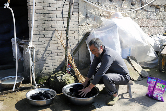 　　“十三五”期间，我市规划建设一批大中小型骨干水源工程，为农村饮水用水提供稳定水源，2016年以来，全市共计解决28.542万建档立卡贫困人口的饮水安全问题，受益人口达133.9万。截止目前，全市共有农村饮水安全工程3374处，供水总人口2513179人，其中集中式供水人口2461256人，分散式供水人口51923人，农村自来水普及率达到2020年的95%，农村饮用水集中式供水人口比例达到97.79%。