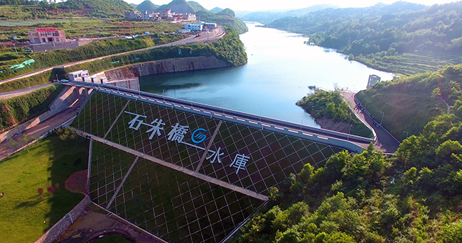 　　“十三五”期间，我市规划建设一批大中小型骨干水源工程，为农村饮水用水提供稳定水源，2016年以来，全市共计解决28.542万建档立卡贫困人口的饮水安全问题，受益人口达133.9万。截止目前，全市共有农村饮水安全工程3374处，供水总人口2513179人，其中集中式供水人口2461256人，分散式供水人口51923人，农村自来水普及率达到2020年的95%，农村饮用水集中式供水人口比例达到97.79%。