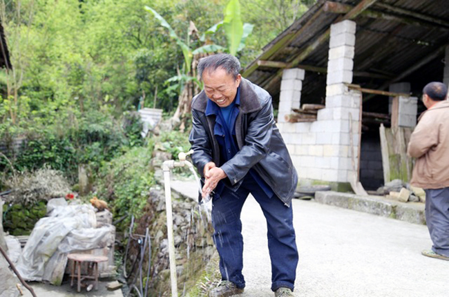 　　“十三五”期间，我市规划建设一批大中小型骨干水源工程，为农村饮水用水提供稳定水源，2016年以来，全市共计解决28.542万建档立卡贫困人口的饮水安全问题，受益人口达133.9万。截止目前，全市共有农村饮水安全工程3374处，供水总人口2513179人，其中集中式供水人口2461256人，分散式供水人口51923人，农村自来水普及率达到2020年的95%，农村饮用水集中式供水人口比例达到97.79%。