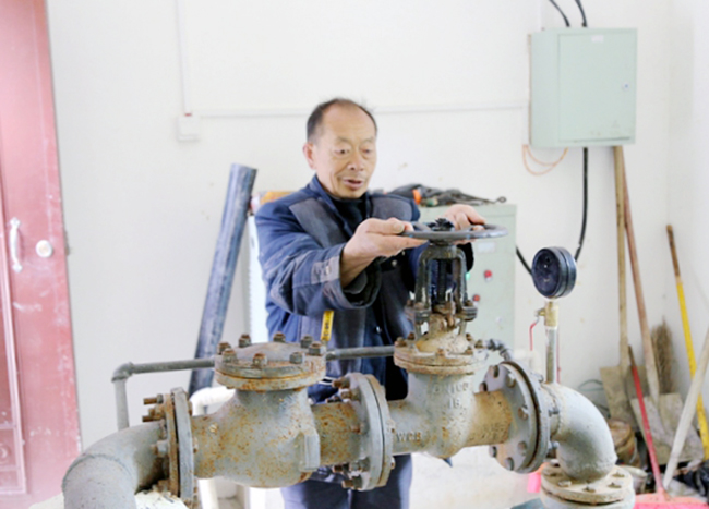 　　“十三五”期间，我市规划建设一批大中小型骨干水源工程，为农村饮水用水提供稳定水源，2016年以来，全市共计解决28.542万建档立卡贫困人口的饮水安全问题，受益人口达133.9万。截止目前，全市共有农村饮水安全工程3374处，供水总人口2513179人，其中集中式供水人口2461256人，分散式供水人口51923人，农村自来水普及率达到2020年的95%，农村饮用水集中式供水人口比例达到97.79%。
