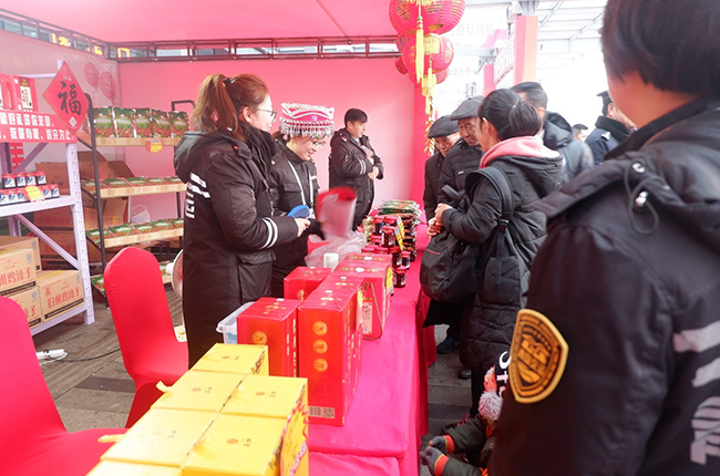 　　“十三五”以来，安顺市各项商务商贸工作平稳推进，全市商贸流通发展建设呈现出健康、良好的发展态势，为全面完成全市“十三五”发展规划奠定了良好的基础。“十三五”期间，安顺市圆满完成商务各项指标，社会消费品零售总额完成960亿元，外贸进出口完成9.92亿美元，新增备案登记外贸企业259户，备案登记外贸企业数量达到628户，实际使用外资6.03亿元，备案外资企业共计23家；网络零售额32.41亿元。图为我市名优农特产品青岛年货大集在青岛开市。