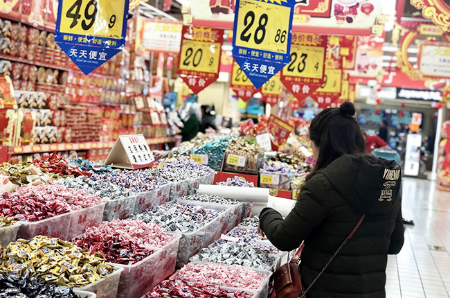　　“十三五”以来，安顺市各项商务商贸工作平稳推进，全市商贸流通发展建设呈现出健康、良好的发展态势，为全面完成全市“十三五”发展规划奠定了良好的基础。“十三五”期间，安顺市圆满完成商务各项指标，社会消费品零售总额完成960亿元，外贸进出口完成9.92亿美元，新增备案登记外贸企业259户，备案登记外贸企业数量达到628户，实际使用外资6.03亿元，备案外资企业共计23家；网络零售额32.41亿元。图为年货市场备货充足购销两旺。