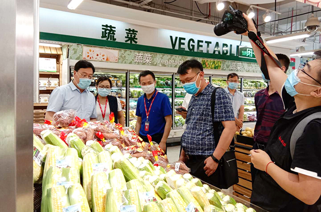 　　“十三五”以来，安顺市各项商务商贸工作平稳推进，全市商贸流通发展建设呈现出健康、良好的发展态势，为全面完成全市“十三五”发展规划奠定了良好的基础。“十三五”期间，安顺市圆满完成商务各项指标，社会消费品零售总额完成960亿元，外贸进出口完成9.92亿美元，新增备案登记外贸企业259户，备案登记外贸企业数量达到628户，实际使用外资6.03亿元，备案外资企业共计23家；网络零售额32.41亿元。图为安顺农产品推介会走进深圳。