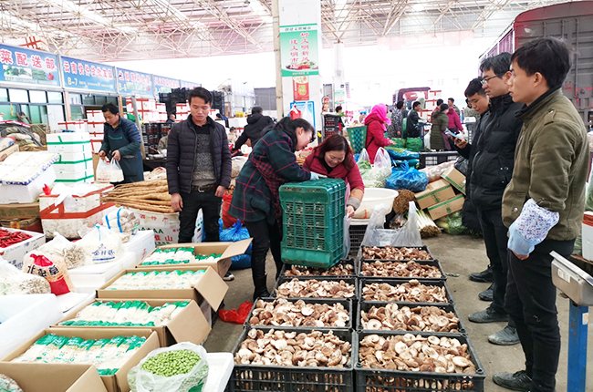 　　“十三五”以来，安顺市各项商务商贸工作平稳推进，全市商贸流通发展建设呈现出健康、良好的发展态势，为全面完成全市“十三五”发展规划奠定了良好的基础。“十三五”期间，安顺市圆满完成商务各项指标，社会消费品零售总额完成960亿元，外贸进出口完成9.92亿美元，新增备案登记外贸企业259户，备案登记外贸企业数量达到628户，实际使用外资6.03亿元，备案外资企业共计23家；网络零售额32.41亿元。图为农产品批发市场购销旺。