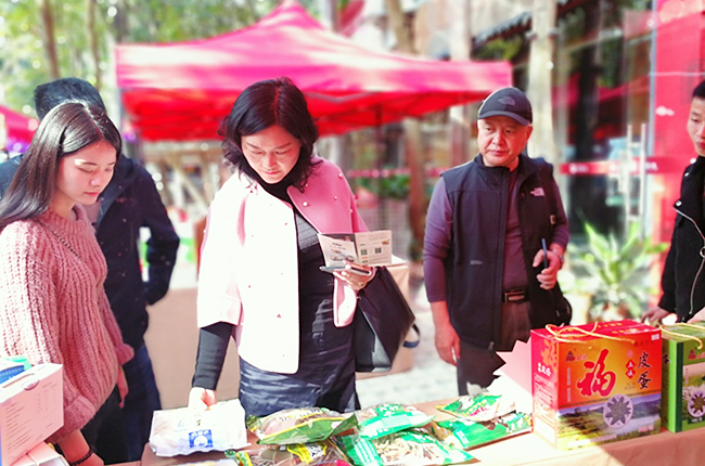 　　“十三五”以来，安顺市各项商务商贸工作平稳推进，全市商贸流通发展建设呈现出健康、良好的发展态势，为全面完成全市“十三五”发展规划奠定了良好的基础。“十三五”期间，安顺市圆满完成商务各项指标，社会消费品零售总额完成960亿元，外贸进出口完成9.92亿美元，新增备案登记外贸企业259户，备案登记外贸企业数量达到628户，实际使用外资6.03亿元，备案外资企业共计23家；网络零售额32.41亿元。图为万企帮万村·消费扶贫”。