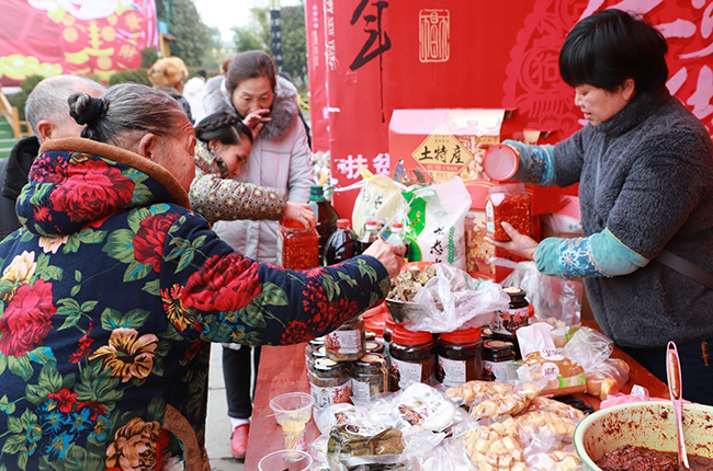 　　“十三五”以来，安顺市各项商务商贸工作平稳推进，全市商贸流通发展建设呈现出健康、良好的发展态势，为全面完成全市“十三五”发展规划奠定了良好的基础。“十三五”期间，安顺市圆满完成商务各项指标，社会消费品零售总额完成960亿元，外贸进出口完成9.92亿美元，新增备案登记外贸企业259户，备案登记外贸企业数量达到628户，实际使用外资6.03亿元，备案外资企业共计23家；网络零售额32.41亿元。图为2019年安顺产销对接精准扶贫第七届新春年货节。