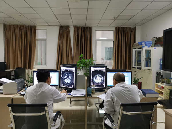       “十三五”以来，全市卫生健康工作以健康安顺建设为统揽，以“强基础，提质量、补短板、优服务、上台阶”为思路，做到常规性工作有序、重点性工作有力、创新性工作有效，全面开启健康安顺建设新征程，推动卫生健康事业发展取得各项成就。截至目前，全市80所政府办乡镇（街道）卫生院实现标准化建设，1007个行政村全部实现合格村卫生室和合格村医全覆盖。实现对因病致贫因病返贫人口精准到户、精准到人、精准到病的动态管理；全市建档立卡贫困户家庭医生签约应签尽签，四类慢病患者签约率100%，已签约慢病患者面对面随访率100%；建档立卡贫困人口住院全部落实“先诊疗后付费”和住院费用“一站式”即时结，切实减轻贫困群众就医负担；大病专项救治病种已扩大到30种，今年以来落实大病专项救治2862人，实现应治尽治。