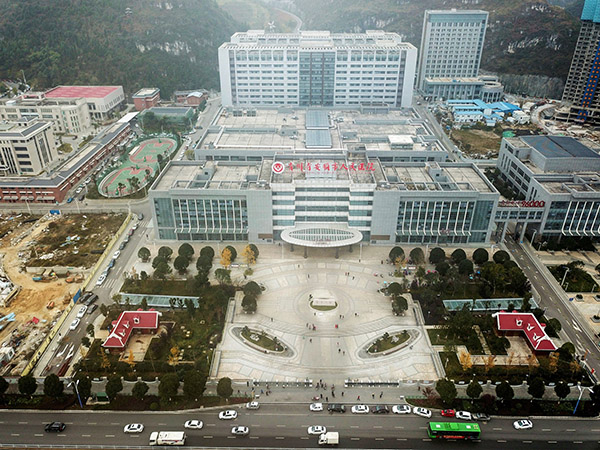       “十三五”以来，全市卫生健康工作以健康安顺建设为统揽，以“强基础，提质量、补短板、优服务、上台阶”为思路，做到常规性工作有序、重点性工作有力、创新性工作有效，全面开启健康安顺建设新征程，推动卫生健康事业发展取得各项成就。截至目前，全市80所政府办乡镇（街道）卫生院实现标准化建设，1007个行政村全部实现合格村卫生室和合格村医全覆盖。实现对因病致贫因病返贫人口精准到户、精准到人、精准到病的动态管理；全市建档立卡贫困户家庭医生签约应签尽签，四类慢病患者签约率100%，已签约慢病患者面对面随访率100%；建档立卡贫困人口住院全部落实“先诊疗后付费”和住院费用“一站式”即时结，切实减轻贫困群众就医负担；大病专项救治病种已扩大到30种，今年以来落实大病专项救治2862人，实现应治尽治。
