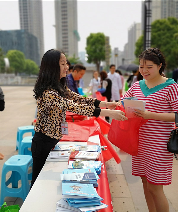       “十三五”以来，全市卫生健康工作以健康安顺建设为统揽，以“强基础，提质量、补短板、优服务、上台阶”为思路，做到常规性工作有序、重点性工作有力、创新性工作有效，全面开启健康安顺建设新征程，推动卫生健康事业发展取得各项成就。截至目前，全市80所政府办乡镇（街道）卫生院实现标准化建设，1007个行政村全部实现合格村卫生室和合格村医全覆盖。实现对因病致贫因病返贫人口精准到户、精准到人、精准到病的动态管理；全市建档立卡贫困户家庭医生签约应签尽签，四类慢病患者签约率100%，已签约慢病患者面对面随访率100%；建档立卡贫困人口住院全部落实“先诊疗后付费”和住院费用“一站式”即时结，切实减轻贫困群众就医负担；大病专项救治病种已扩大到30种，今年以来落实大病专项救治2862人，实现应治尽治。