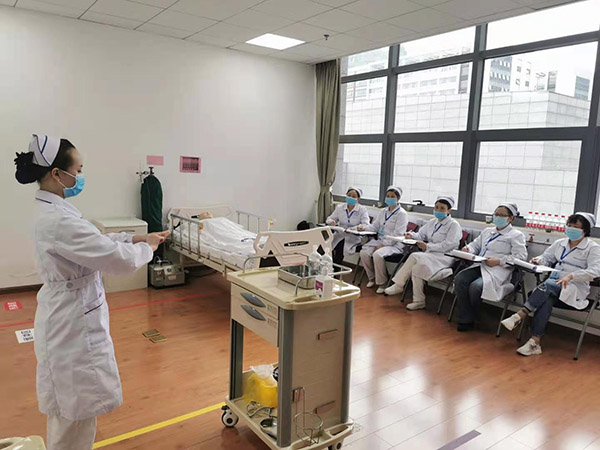       “十三五”以来，全市卫生健康工作以健康安顺建设为统揽，以“强基础，提质量、补短板、优服务、上台阶”为思路，做到常规性工作有序、重点性工作有力、创新性工作有效，全面开启健康安顺建设新征程，推动卫生健康事业发展取得各项成就。截至目前，全市80所政府办乡镇（街道）卫生院实现标准化建设，1007个行政村全部实现合格村卫生室和合格村医全覆盖。实现对因病致贫因病返贫人口精准到户、精准到人、精准到病的动态管理；全市建档立卡贫困户家庭医生签约应签尽签，四类慢病患者签约率100%，已签约慢病患者面对面随访率100%；建档立卡贫困人口住院全部落实“先诊疗后付费”和住院费用“一站式”即时结，切实减轻贫困群众就医负担；大病专项救治病种已扩大到30种，今年以来落实大病专项救治2862人，实现应治尽治。